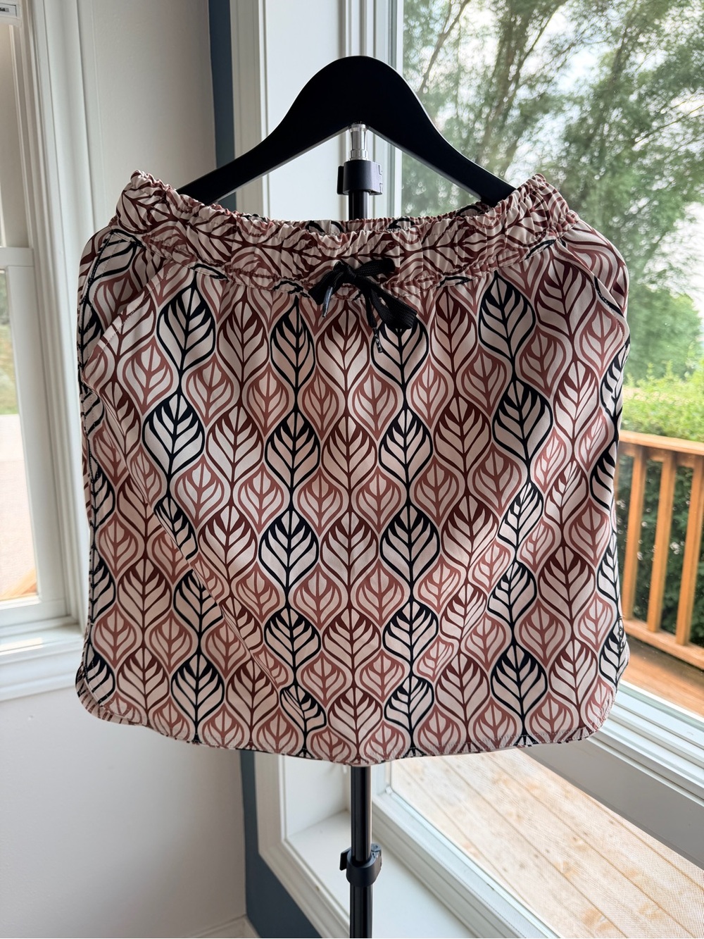 Kavu Leaf-Print Drawstring Skirt in White, Black, Brown